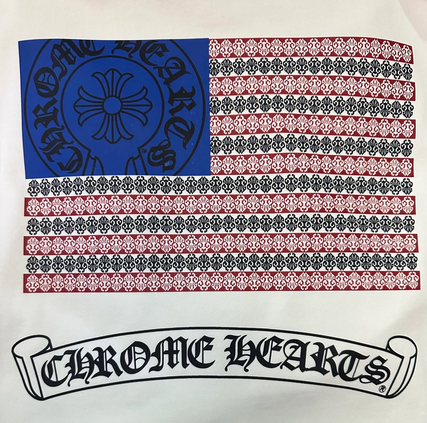 P260 Chrome Hearts 25ss Sanskrit flag printed round neck short-sleeved T-shirt. Fabric is high-definition and super heavy. Cotton double yarn compact Xinjiang cotton. Weight 400g. Paired with 2*2 Salona ribs. 420g. Clean cloth. Clear texture. Tight feel. Stiff. High color fastness. No deformation. No discoloration. Customized hardware. Threads. Accessories. Alignment. Uniform for men and women. -Color: Black White -Size: XS S M L XL